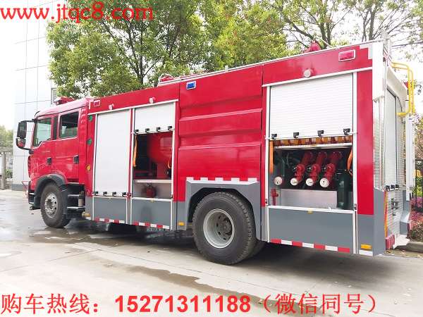 重汽豪沃干粉水聯(lián)用消防車(chē)該車(chē)設(shè)有一個(gè)干粉罐加一個(gè)水罐,罐頂端安裝一門(mén)干粉炮和一門(mén)水泡,干粉系統(tǒng)包含一個(gè)干粉卷盤(pán),一個(gè)氮?dú)馄考埽ㄑb有6個(gè)40升的鋼瓶,其中3個(gè)為備用氮?dú)馄浚┖鸵惶坠苈废到y(tǒng)。